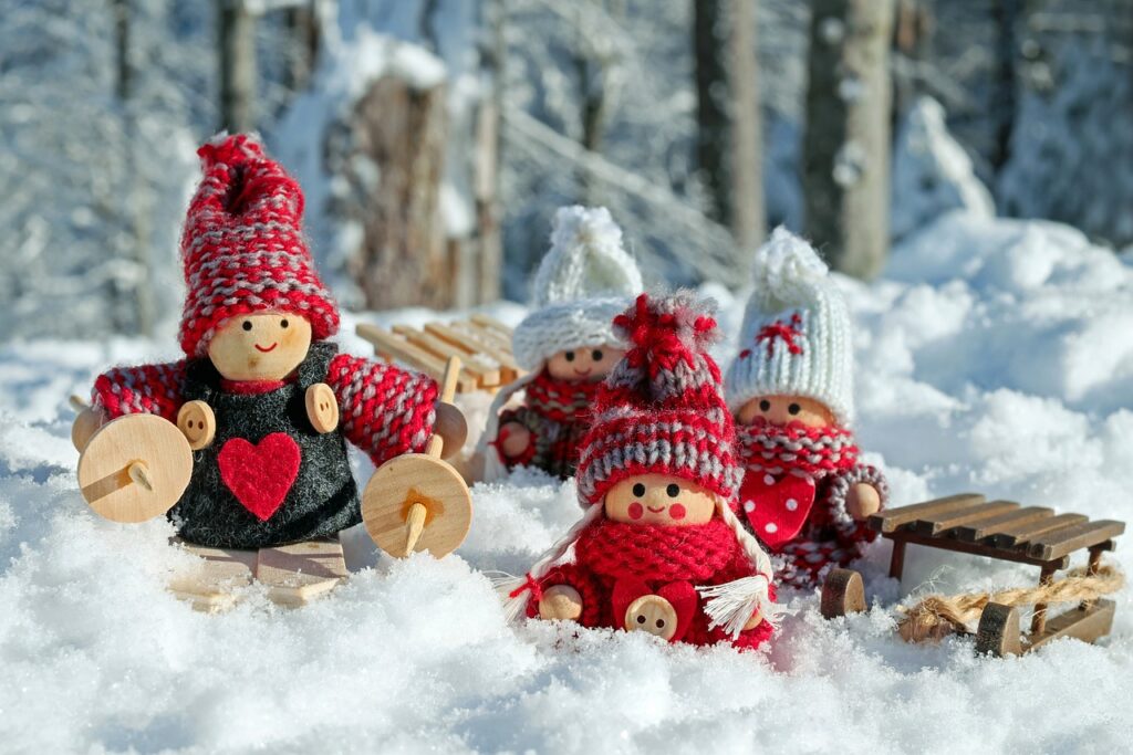 doll figures, characters, nature-3015495.jpg